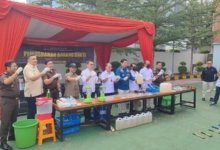 Pemusnahan barang bukti perkara pidana yang telah berkekuatan hukum tetap (inkrah) oleh Kejaksaan Negeri (Kejari) Samarinda
