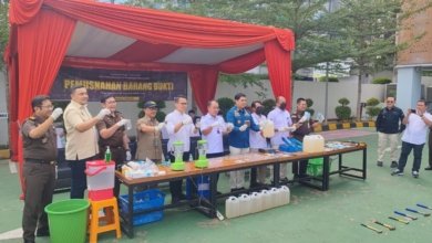 Pemusnahan barang bukti perkara pidana yang telah berkekuatan hukum tetap (inkrah) oleh Kejaksaan Negeri (Kejari) Samarinda