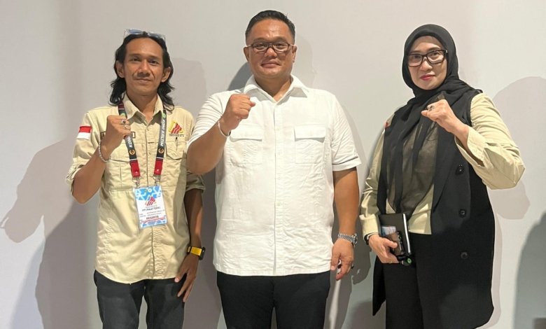 Ketua KONI KALTIM Anderiy Syachrum (tengah) dan Ketua Federasi Panjat Tebing Indonesia (FPTI) Kaltim EL. Nova Saefuddin Zuhri (kanan)