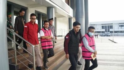 Kejati Kaltim menahan dua tersangka dalam perkara dugaan tindak pidana korupsi yang berkaitan dengan kegiatan pertambangan CV ABI selama periode 2020 hingga 2024.