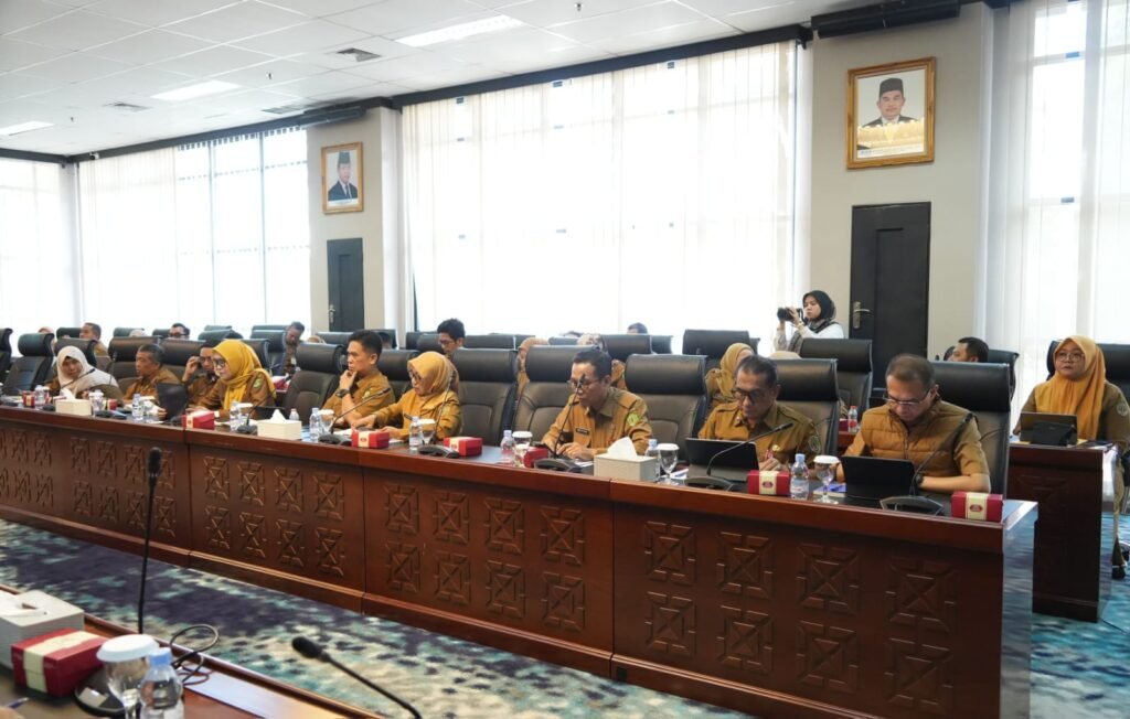 Suasana rapat antara Tim Anggaran Pemerintah Daerah (TAPD) dan Badan Anggaran (Banggar) DPRD Kaltim