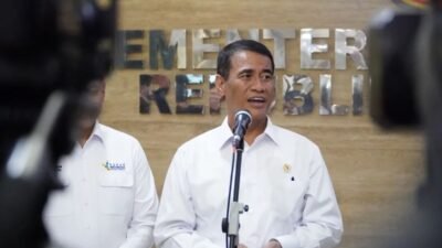 Menteri Pertanian, Andi Amran Sulaiman mengatakan pemerintah telah menawarkan ekspor sedikitnya 10 ribu ton beras kepada Singapura.