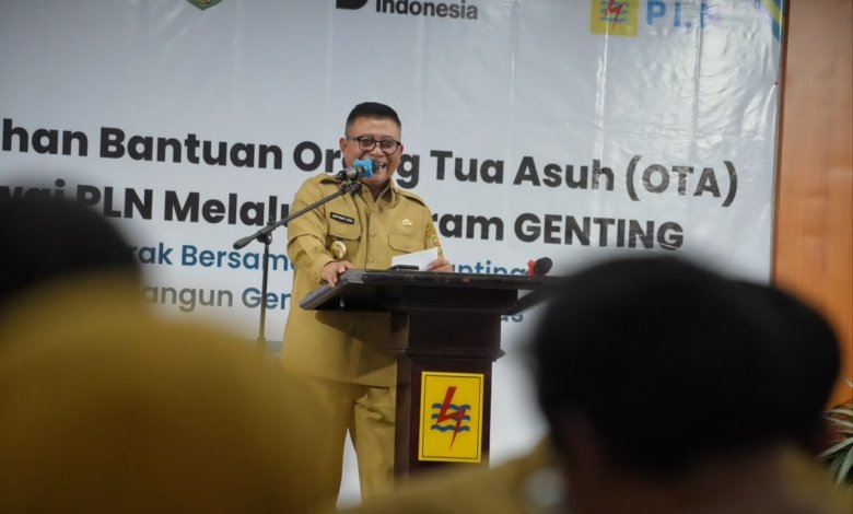Wakil Wali Kota Samarinda Saefuddin Zuhri menghadiri kegiatan penyerahan bantuan program Orang Tua Asuh Cegah Stunting (GENTING) PT PLN (Persero) UP3 Samarinda
