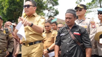 Wali Kota Samarinda Andi Harun saat menemui para sopir truk