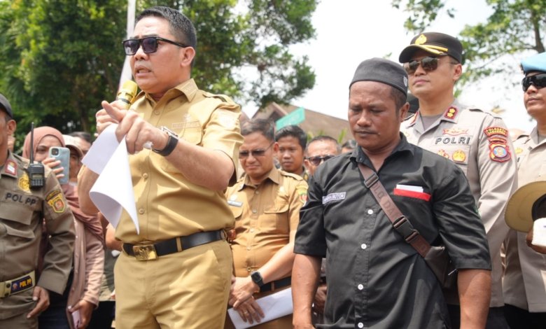 Wali Kota Samarinda Andi Harun saat menemui para sopir truk