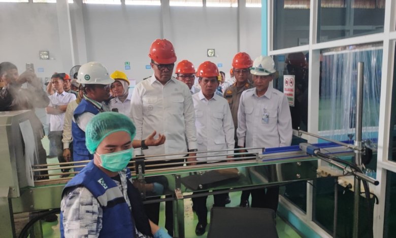 Wali Kota Samarinda Andi Harun resmi meluncurkan produk Air Minum Dalam Kemasan (AMDK) dengan merek SAMAQUA