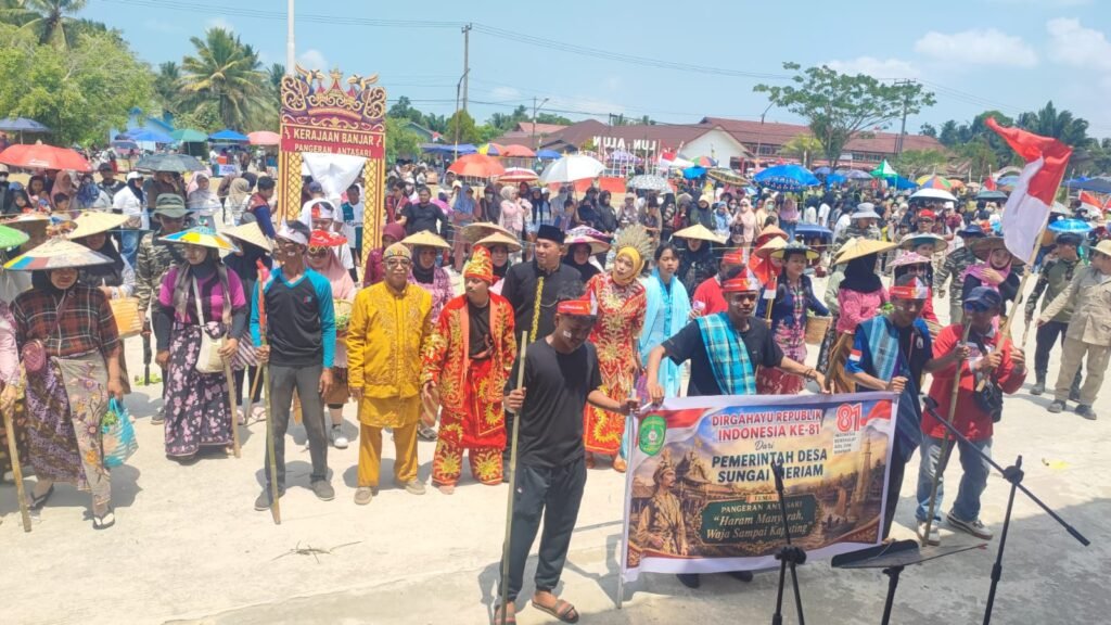 Pawai Pembangunan di Kecamatan Anggana, Kabupaten Kutai Kartanegara (Kukar), dalam rangka memperingati HUT ke-81 Kemerdekaan Republik Indonesia
