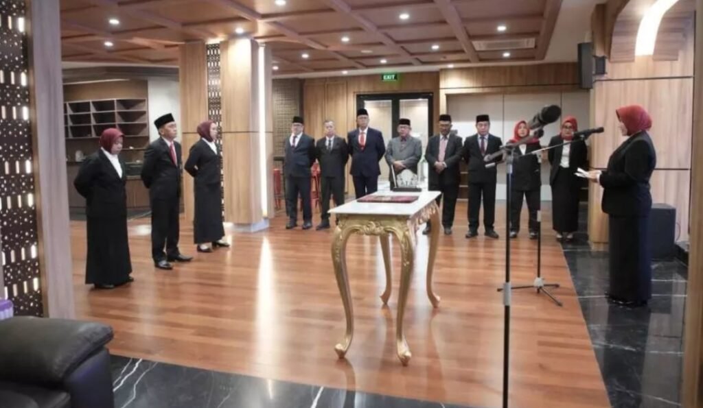 Sekretaris Daerah Kota Samarinda, Neneng Chamelia Shanti, melantik dan mengambil sumpah/janji tiga Pegawai Negeri Sipil (PNS) dalam Jabatan Fungsional di lingkungan Pemerintah Kota Samarinda