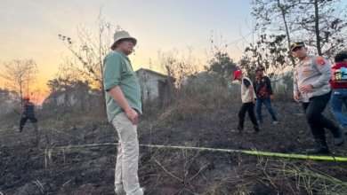 Wali Kota Samarinda Andi Harun turun langsung ke lokasi untuk memantau proses pemadaman kebakaran lahan