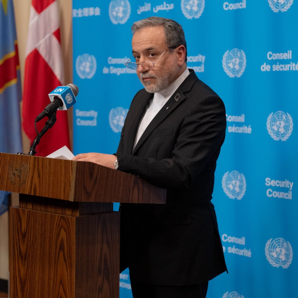 respons resmi as - Menteri Luar Negeri Iran Abbas Araghchi saat memberikan keterangan pers terkait situasi geopolitik.