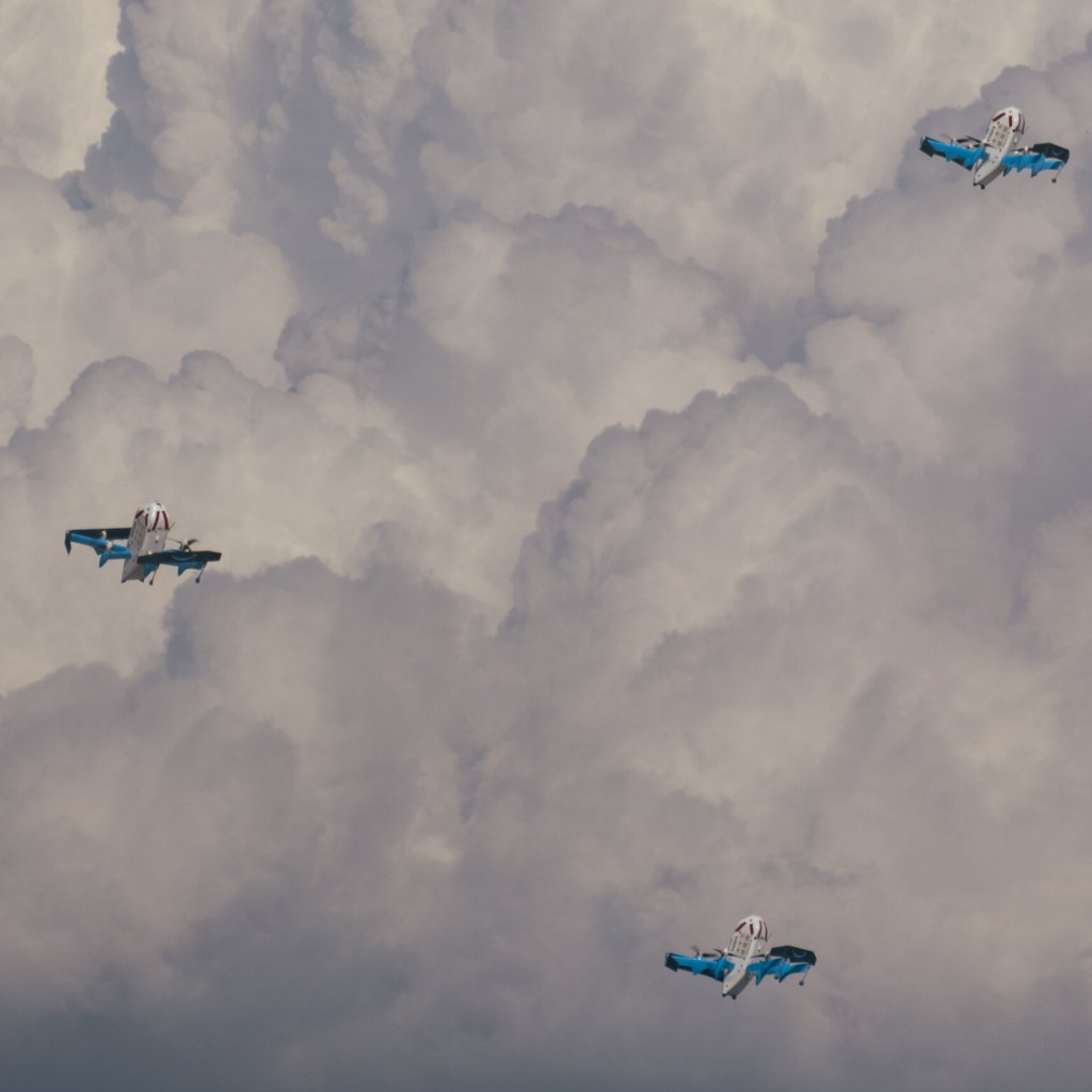 drone Amazon - Ilustrasi armada pengiriman barang otomatis yang beroperasi di atas kawasan pemukiman padat penduduk.