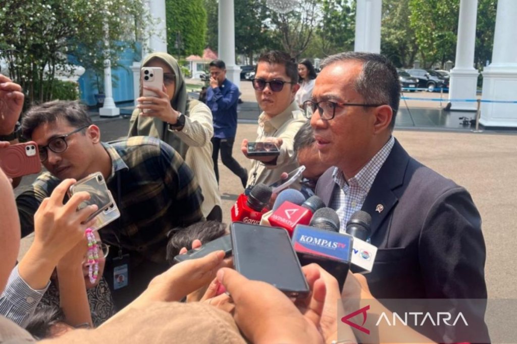 Prabowo panggil Mendiktisaintek - Presiden Prabowo Subianto saat memimpin rapat terbatas bersama para menteri dan kepala lembaga di Kompleks Istana Kepresidenan, Jakarta.