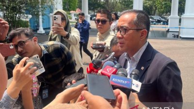 Prabowo panggil Mendiktisaintek - Presiden Prabowo Subianto saat memimpin rapat terbatas bersama para menteri dan kepala lembaga di Kompleks Istana Kepresidenan, Jakarta.