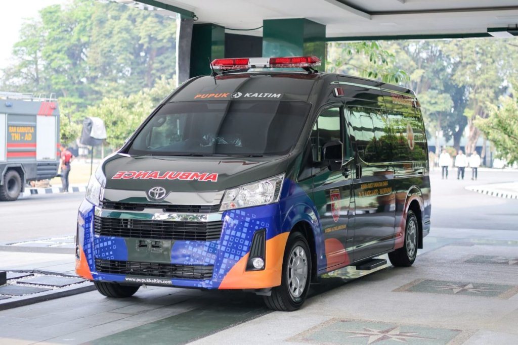Pupuk Kaltim hibahkan mini ICU - Penyerahan kendaraan mini ICU oleh pihak Pupuk Kaltim kepada Kodam VI/Mulawarman untuk RS TNI AD Balikpapan.