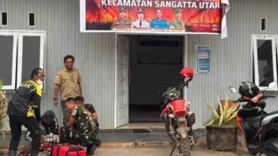 penanganan karhutla - Petugas Pemkab Kutai Timur saat mempersiapkan posko 24 jam untuk penanganan karhutla dan kesehatan masyarakat.