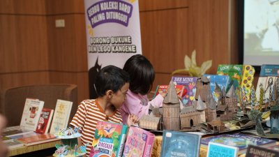 baca buku - Bupati Kutai Timur saat menghadiri acara Gebyar Literasi Kutai Timur 2026 di Sangatta.