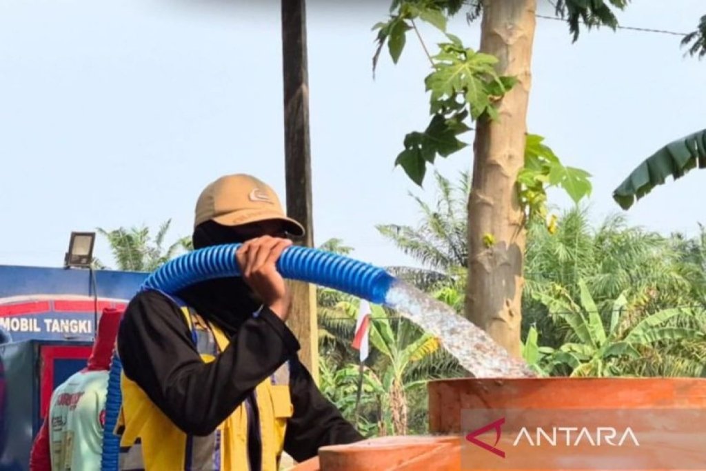 air bersih - Warga Samarinda antusias mengantri distribusi pasokan air bersih darurat yang disalurkan oleh pemerintah setempat.