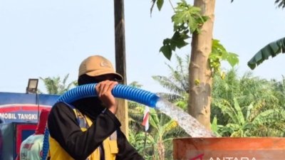 air bersih - Warga Samarinda antusias mengantri distribusi pasokan air bersih darurat yang disalurkan oleh pemerintah setempat.