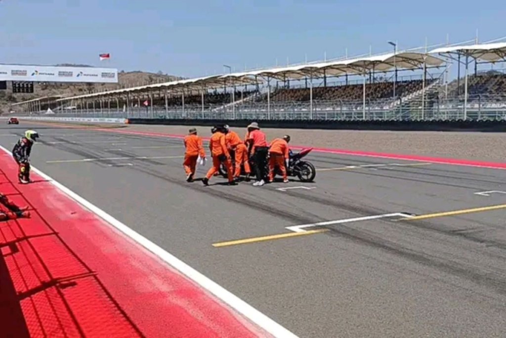 Sirkuit Mandalika - Suasana persiapan dan pengecekan fasilitas di area paddock Sirkuit Mandalika jelang kejuaraan balap internasional.