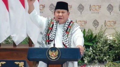 politik praktis - Presiden Prabowo Subianto saat memberikan arahan penting terkait dunia pendidikan dan pesantren di Indonesia.