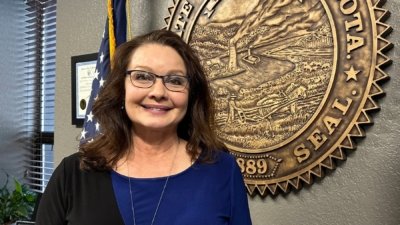 sekretaris negara South Dakota - Monae Johnson selaku sekretaris negara South Dakota saat menyampaikan pernyataan politik terbarunya.