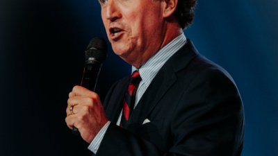 Tucker Carlson - Tucker Carlson saat memandu siniar yang membahas kontestasi politik Senat.