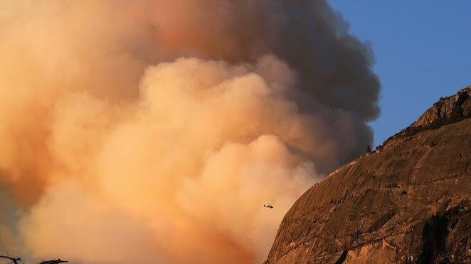kecelakaan helikopter Yosemite - Ilustrasi petugas pemadam kebakaran hutan dan helikopter evakuasi di kawasan konservasi.