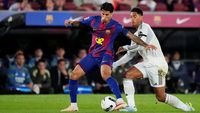 Real Madrid - Luis Figo saat memberikan pandangannya terkait persaingan sengit Barcelona dan Real Madrid di Liga Spanyol.
