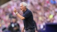 Derby Madrid - Pelatih Real Madrid Jose Mourinho saat meluapkan kekesalannya dalam laga panas Derby Madrid.