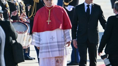 Paus Leo XIV Kunjungi Prancis - Paus Leo XIV saat tiba di Prancis untuk memulai rangkaian kunjungan apostoliknya selama empat hari.