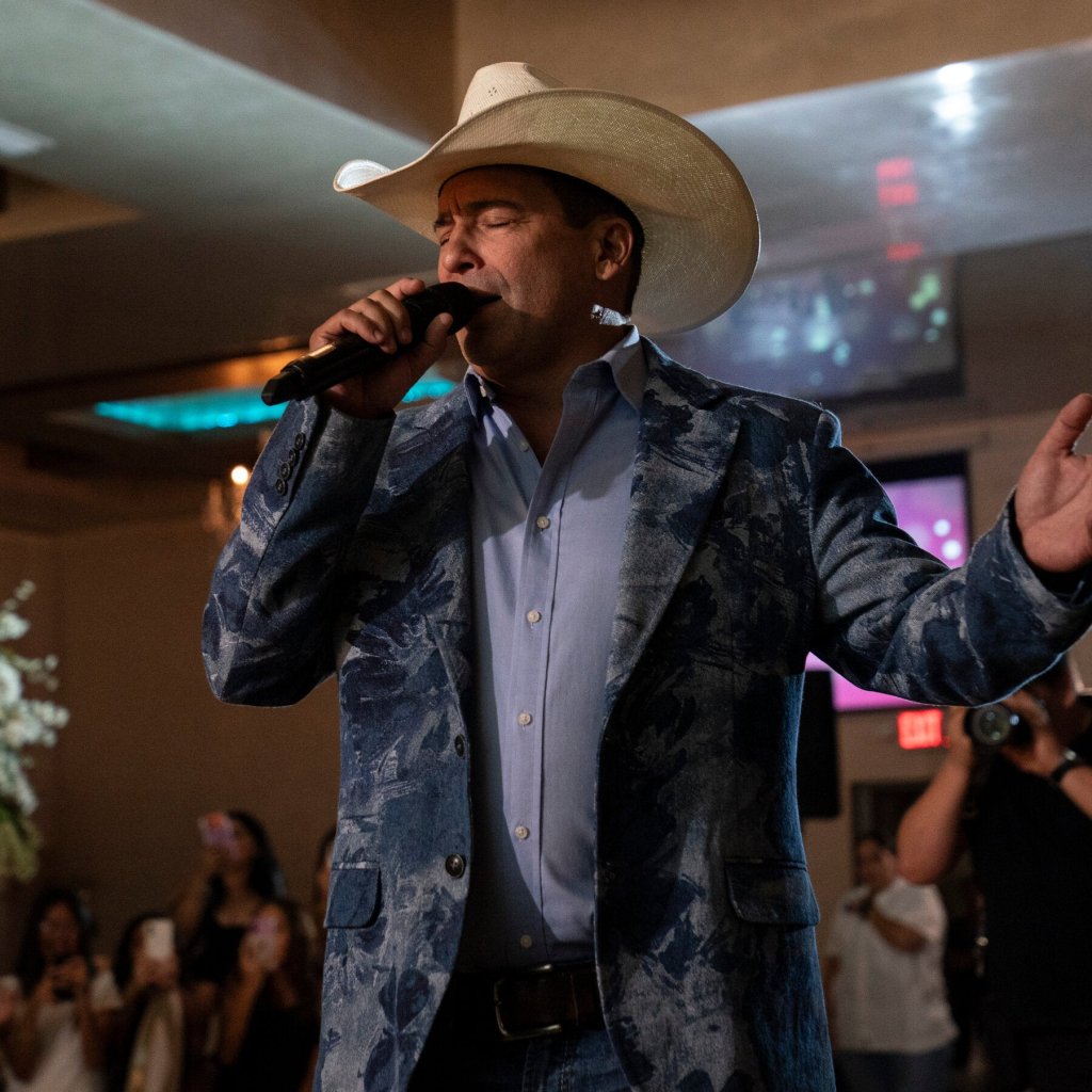 Bobby Pulido - Musisi Tejano Bobby Pulido saat mengumumkan pencalonannya sebagai kandidat DPR dari Partai Demokrat di Texas.