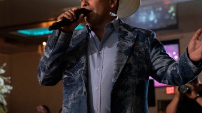 Bobby Pulido - Musisi Tejano Bobby Pulido saat mengumumkan pencalonannya sebagai kandidat DPR dari Partai Demokrat di Texas.