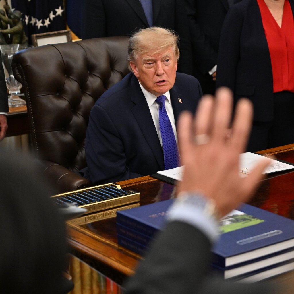 strategi politik Trump - Presiden Donald Trump saat memberikan pidato terkait kebijakan ekonomi dan rencana pembangunan industri baja di Amerika Serikat.