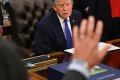 strategi politik Trump - Presiden Donald Trump saat memberikan pidato terkait kebijakan ekonomi dan rencana pembangunan industri baja di Amerika Serikat.