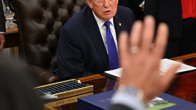strategi politik Trump - Presiden Donald Trump saat memberikan pidato terkait kebijakan ekonomi dan rencana pembangunan industri baja di Amerika Serikat.