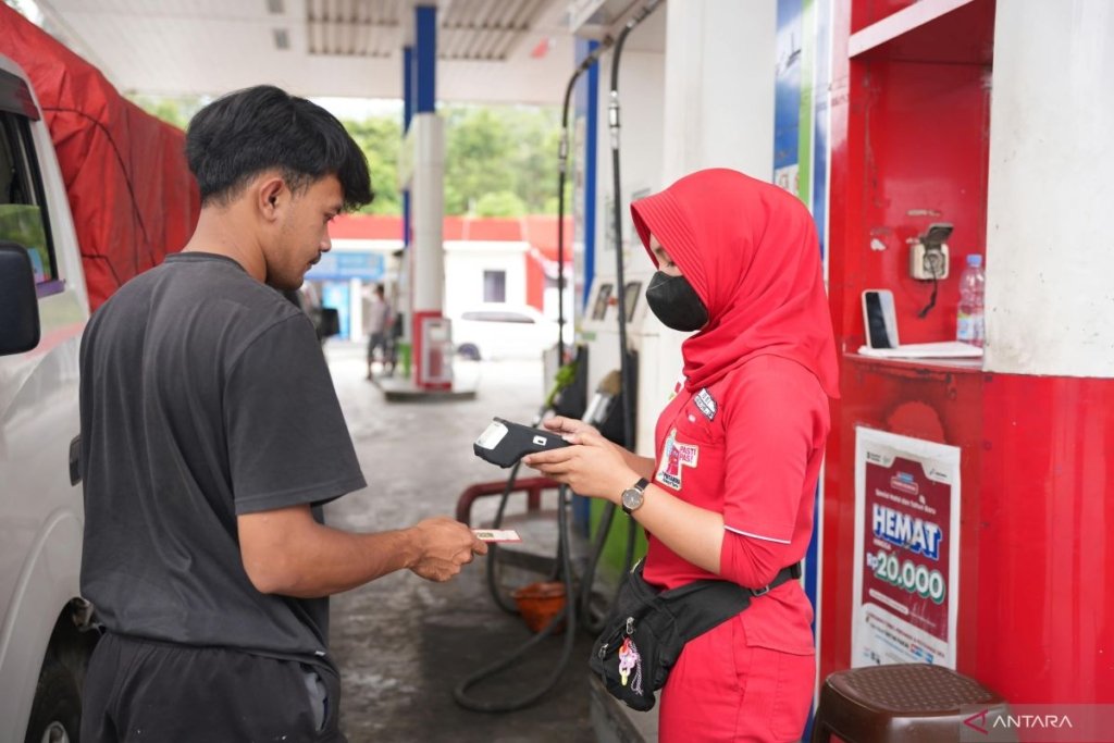 Pertamina blokir nopol - Ilustrasi kendaraan saat melakukan pengisian bahan bakar minyak bersubsidi di salah satu SPBU.
