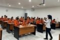 petugas jaga lintasan kereta - Ilustrasi petugas jaga lintasan kereta saat bersiap mengamankan area perlintasan sebidang.
