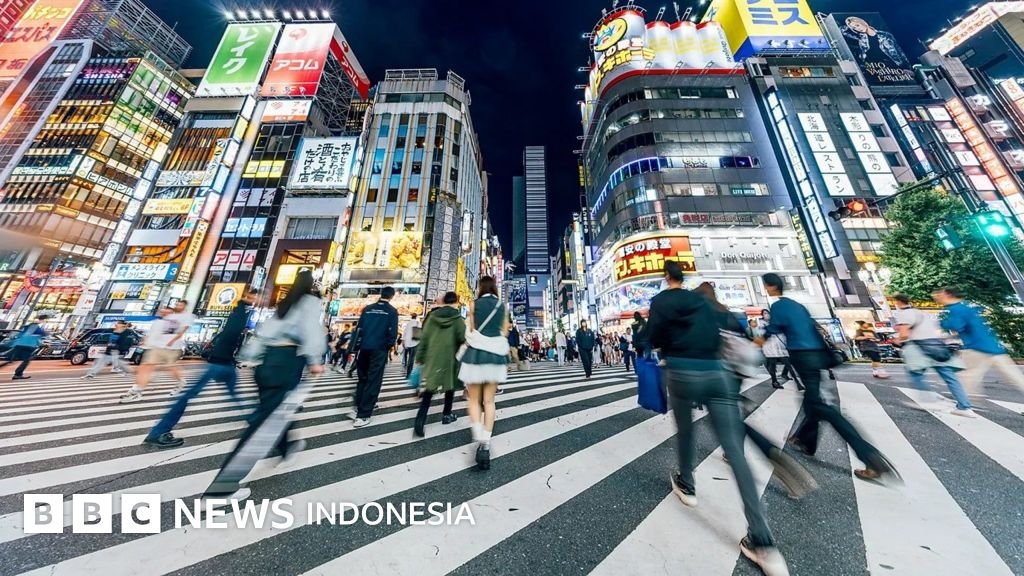 tempat sampah umum - Suasana jalanan di Tokyo, Jepang, yang tetap terlihat bersih meskipun minim fasilitas tempat sampah umum.