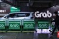 fitur keamanan Grab - Ilustrasi penggunaan aplikasi transportasi online yang dilengkapi fitur keamanan Grab berbasis AI.