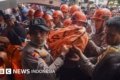banjir bandang solok - Petugas gabungan dan warga saat melakukan evakuasi pasca-bencana banjir bandang solok di Sumatera Barat.