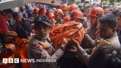 banjir bandang solok - Petugas gabungan dan warga saat melakukan evakuasi pasca-bencana banjir bandang solok di Sumatera Barat.