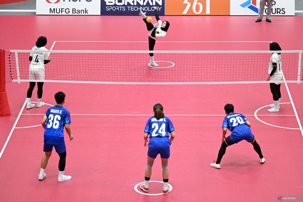 sepak takraw putri - Tim sepak takraw beregu putri Indonesia merayakan kemenangan atas Jepang di Nagoya City Mizuho Park Gymnasium.
