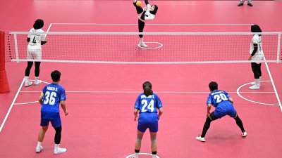 sepak takraw putri - Tim sepak takraw beregu putri Indonesia merayakan kemenangan atas Jepang di Nagoya City Mizuho Park Gymnasium.