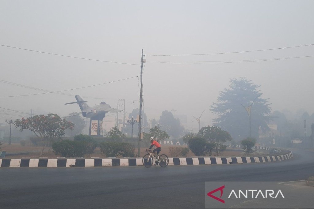 dampak karhutla di Kalimantan - Kondisi kabut asap pekat akibat dampak karhutla di Kalimantan yang menyelimuti kawasan permukiman warga.