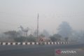 dampak karhutla di Kalimantan - Kondisi kabut asap pekat akibat dampak karhutla di Kalimantan yang menyelimuti kawasan permukiman warga.