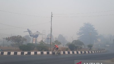 dampak karhutla di Kalimantan - Kondisi kabut asap pekat akibat dampak karhutla di Kalimantan yang menyelimuti kawasan permukiman warga.