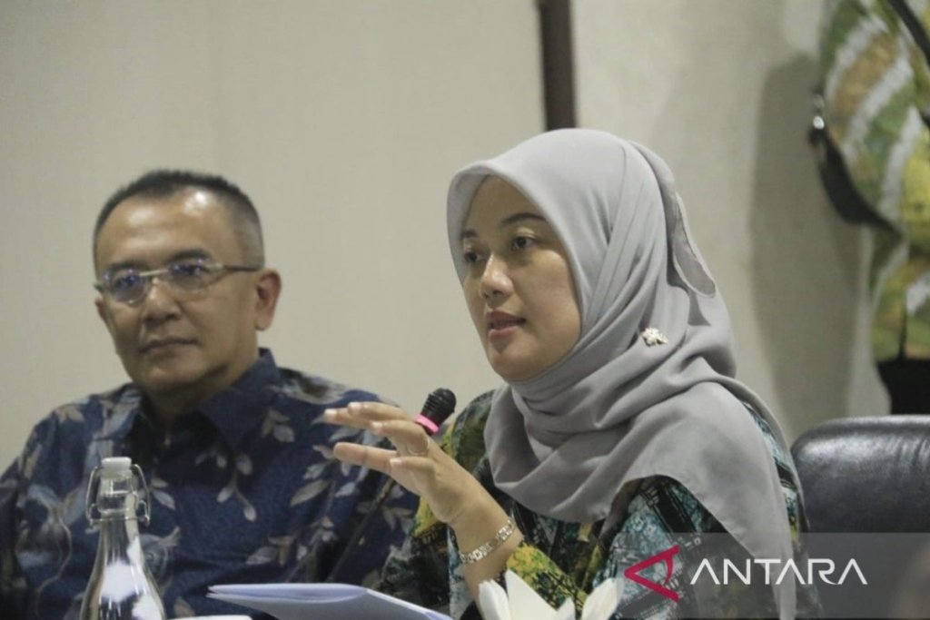 sertifikasi SNI UMKM Kaltim - Ilustrasi pelaku usaha mikro, kecil, dan menengah di Kalimantan Timur saat mengikuti sosialisasi standarisasi produk.