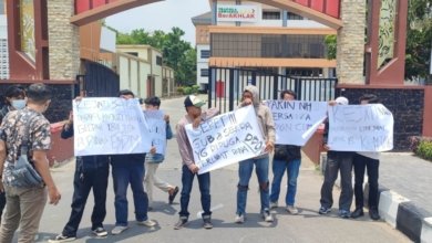 Jaringan Aksi Mahasiswa dan Pemuda Pembaharuan Kalimantan Timur (JAMPER Kaltim) mendatangi kantor Kejaksaan Tinggi Kalimantan Timur