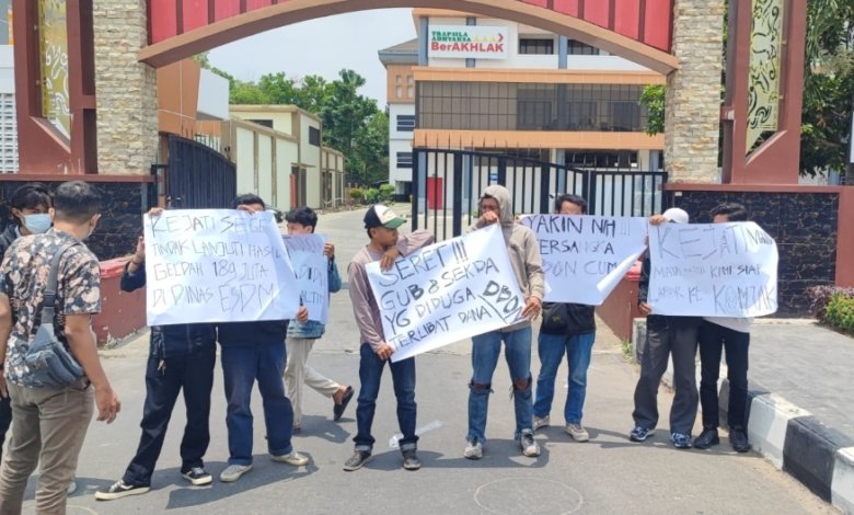 Jaringan Aksi Mahasiswa dan Pemuda Pembaharuan Kalimantan Timur (JAMPER Kaltim) mendatangi kantor Kejaksaan Tinggi Kalimantan Timur