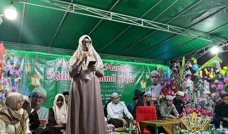EL Nova Saefuddin Zuhri, istri Wakil Wali Kota Samarinda Saefuddin Zuhri, saat menghadiri peringatan Maulid Nabi Muhammad SAW di Masjid Al Ikhlas